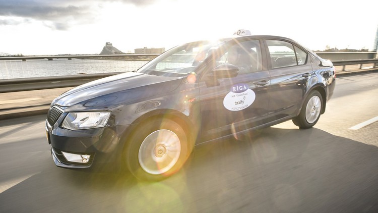 Mobilität: Daimler steigt bei Uber-Rivalen ein