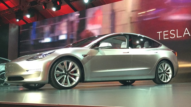 Tesla stürmt den Massenmarkt: Käufer reißen sich um Model 3