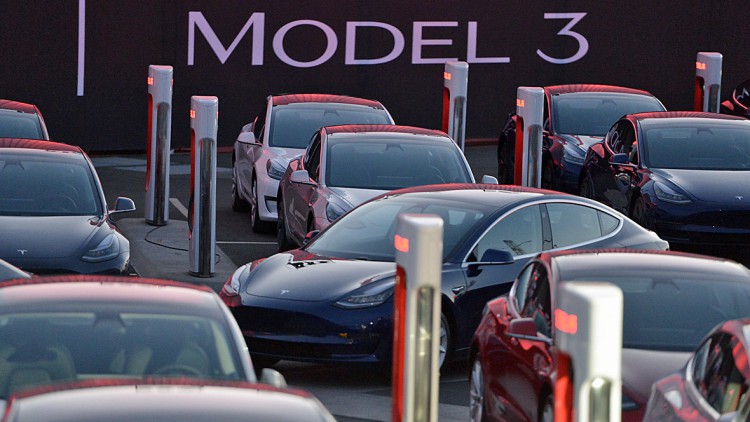 Elektromobilität : Tesla setzt Model-3-Produktion erneut aus