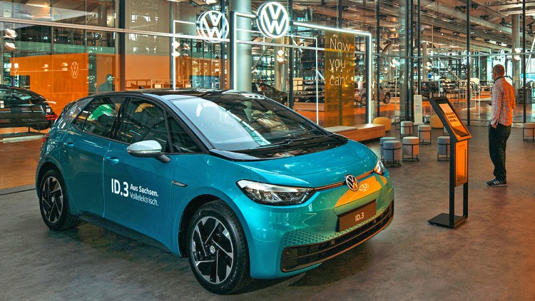 Gläserne Manufaktur in Dresden: VW produziert vorerst weiter Autos