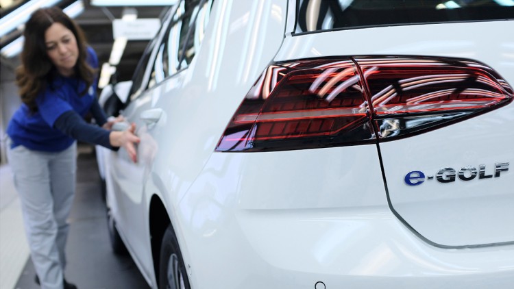 Gläserne Manufaktur: VW verdoppelt E-Golf-Produktion