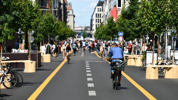 Modellversuch: Berliner Friedrichstraße jetzt abschnittsweise autofrei 