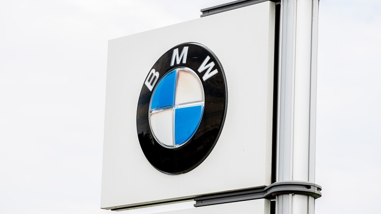 BMW-Logo an einem Autohaus
