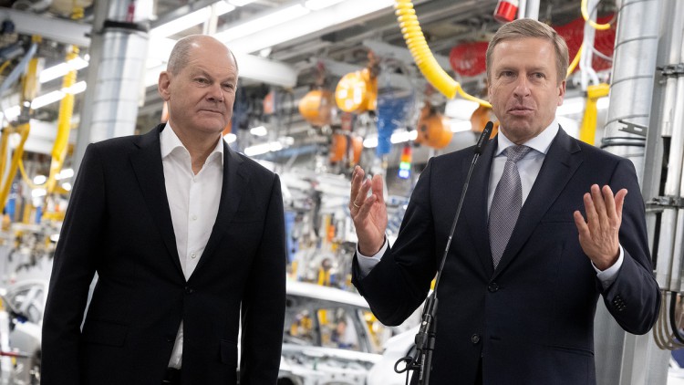 Olaf Scholz und Oliver Zipse im BMW-Werk München