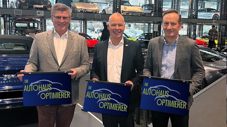 V.l.n.r.: Ansgar Klein (BVfK), Jan Knoll (Motoo) und Markus Hamacher (ELN) in der Motorworld Köln