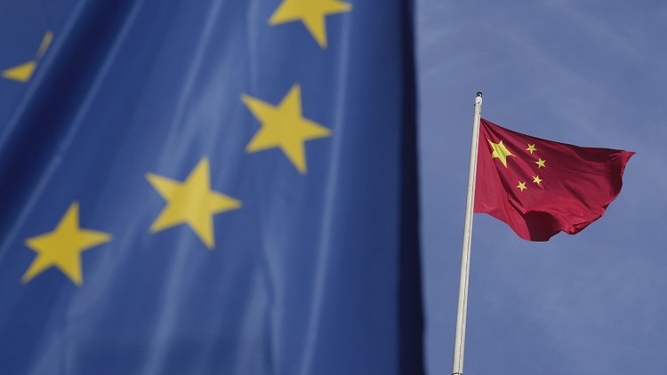 Zwei Flaggen der Europäischen Union und der Volksrepublik China
