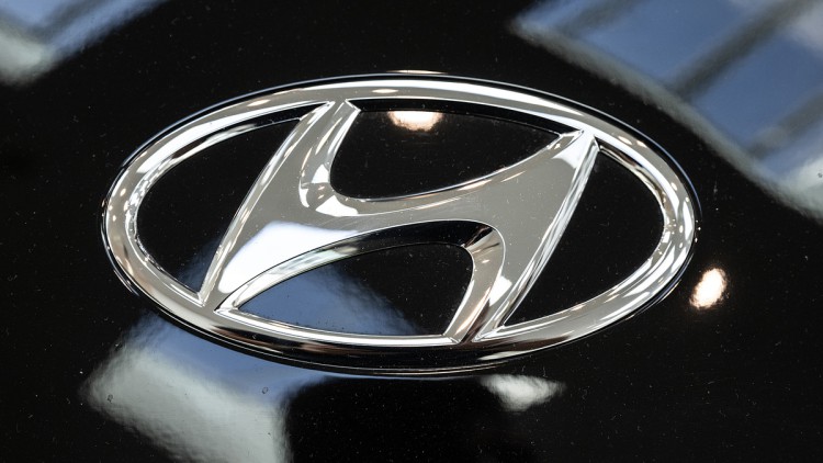 Das Logo des koreanischen Autoherstellers Hyundai, fotografiert auf einem Fahrzeug im Showroom der Unternehmenszentrale in Offenbach.