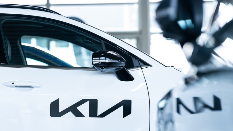  Das Logo des südkoreanischen Autoherstellers Kia ist auf einem Neuwagen in einem Autohaus zu sehen. 