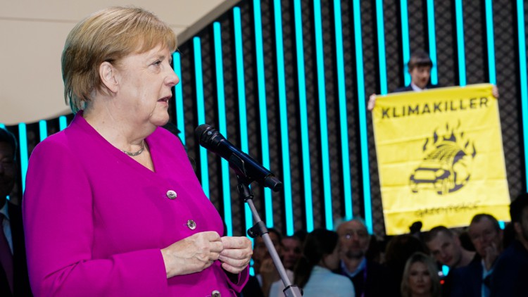 Schulterschluss mit Industrie: Merkel wird auf IAA zur E-Kanzlerin 
