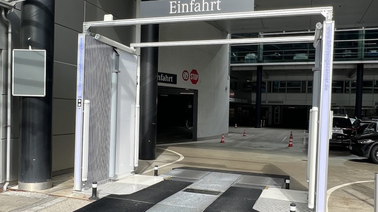 Einfahrt-Scanner an der Mercedes-Niederlassung in der Arnulfstraße in München