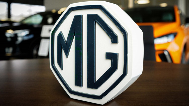 Ein MG-Logo steht in einem Autohaus der Senger Gruppe