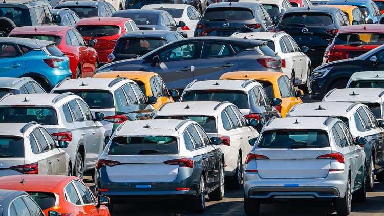 Auto-Importeure rechnen mit Kaufzurückhaltung: 2,75 Millionen Neuzulassungen in 2023 erwartet