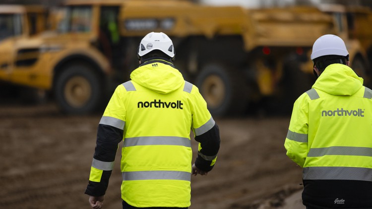 Zwei Mitarbeiter der Firma Nothvolt gehen über eine Baustelle im Kreis Dithmarschen. Hier soll die Northvolt-Batteriefabrik für Elektroautos entstehen.
