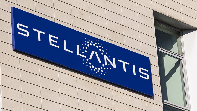 Stellantis-Schriftzug an der Deutschland-Zentrale in Rüsselsheim
