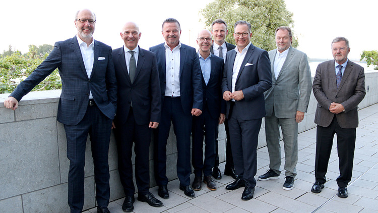 Vertreter der Stellantis-Händlerverbände in Mainz