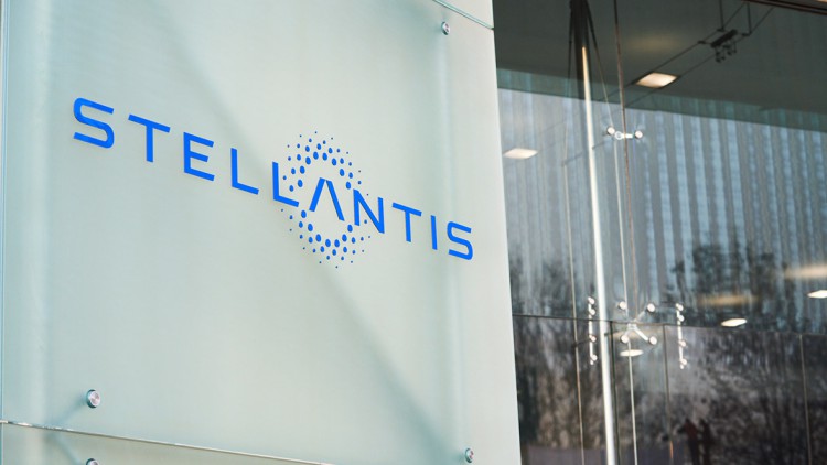 Stellantis Außensignalisation; Stellantis-Logo