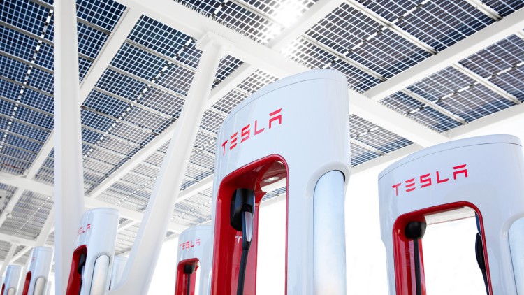 Tesla-Ladepark mit Supercharger-Stationen