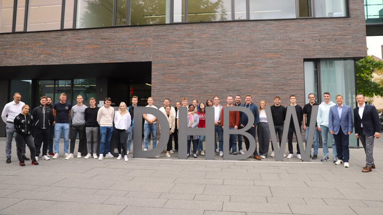 Die Volkswagen Group Retail Deutschland (VGRD) und die Duale Hochschule Baden-Württemberg (DHBW) in Heilbronn begrüßen die ersten 30 Studierenden des Studiums "BWL Dienstleistungsmanagement Autohandel".