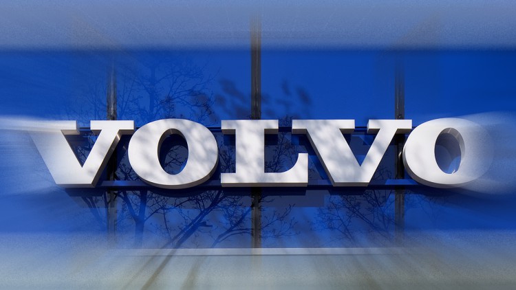 Volvo-Logo an einem Autohaus