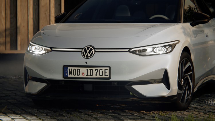 VW ID.7 von vorn mit eingeschalteten Scheinwerfern IQ-Light
