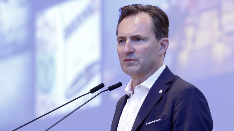 VW-Markenchef Thomas Schäfer stellt auf einer Betriebsversammlung in Wolfsburg das neue Sparprogramm vor