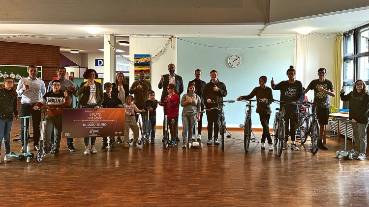 Die Michaelis-Schule in Gütersloh hat von der Wellergruppe Sachspenden für pädagogisches Material wie spezielle Scooter und Fahrräder sowie eine finanzielle Zuwendung in Höhe von 10.000 Euro erhalten. 