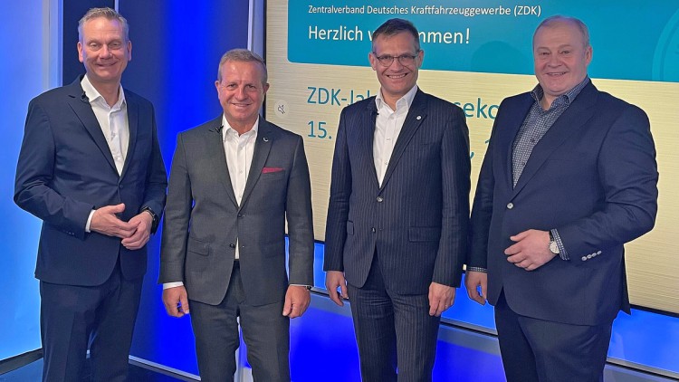 Arne Joswig (ZDK-Präsident), Thomas Peckruhn (ZDK-Vizepräsident), Dr. Kurt-Christian Scheel (ZDK-Hauptgeschäftsführer), Detlef Peter Grün (ZDK-Vizepräsident und Bundesinnungsmeister) (v. l. n. r.). 