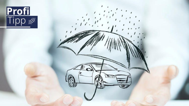 Regenschirm schützt ein Fahrzeug vor Regentropfen