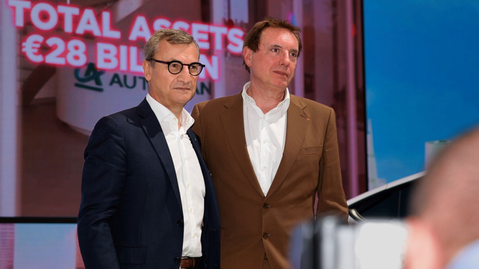 Amir Djourabtchi, CEO der Creditplus Bank (links) und Stéphane Priami, CEO der CA Consumer Finance (rechts)