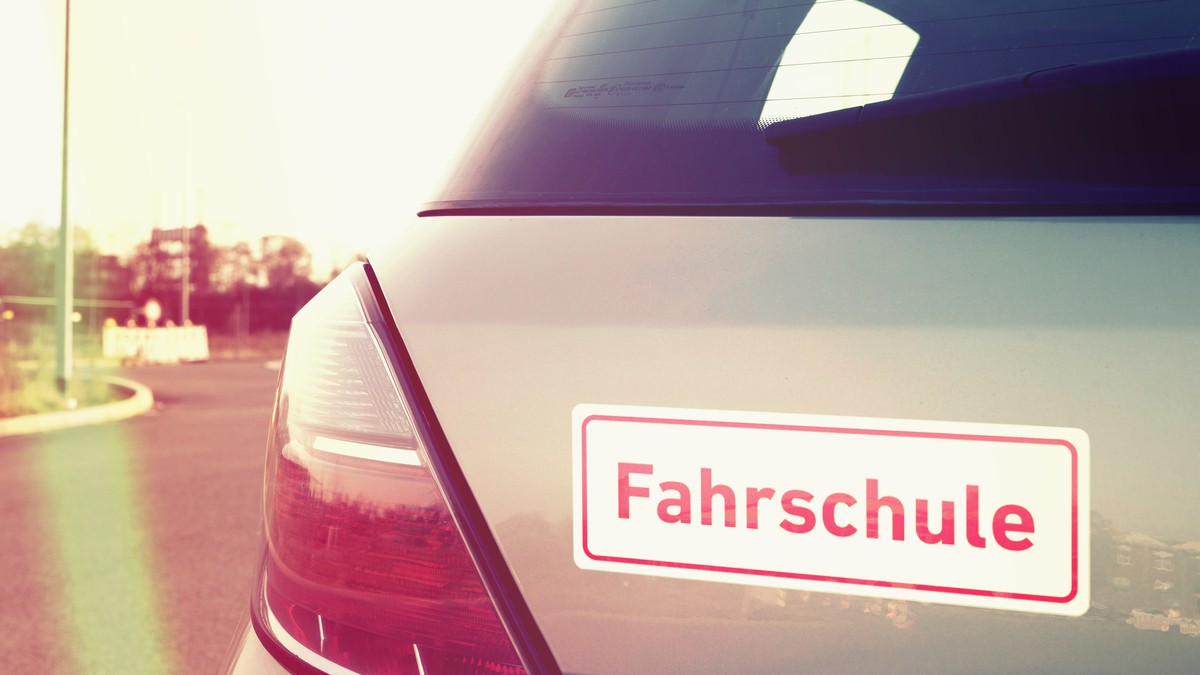 Wie Läuft Die Erste Fahrstunde Ab Erste Fahrstunde endet im Straßengraben