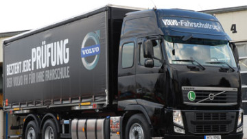 Volvo bringt Vorführ-Lkw für Fahrschulen