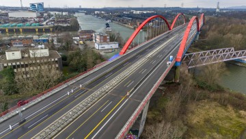 Leere Autobahnbrücke A42, über den Rhein-Herne-Kanal, von oben fotografiert