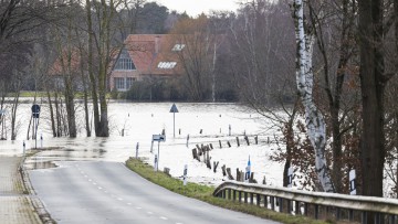 Ende Dezember 2023 waren in vielen Teilen Niedersachsens nicht nur Straßen durch Hochwasser überflutet, wie hier eine Straße zum Ortsteil „Jeversen“ der Gemeinde „Wietze“ im Landkreis Celle. Dieser liegt am Fluss Aller. 