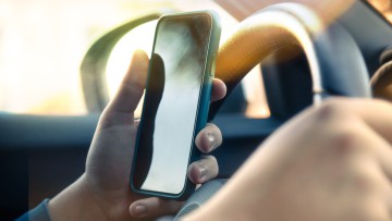 Smartphone: Junge Autofahrer immer öfters abgelenkt