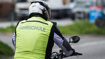 Verkehrsrowdy bringt Motorradfahrschüler zu Fall