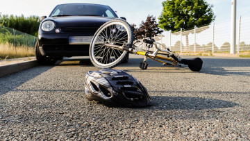 13-jähriger Radfahrer bei Unfall mit Fahrschulauto lebensgefährlich verletzt