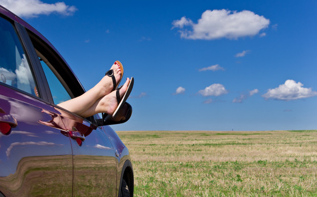 Flipflops und Sonnenbrille beim Autofahren: Die heiße Jahreszeit hat ihre Tücken