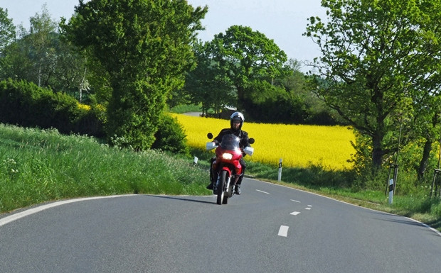 Raserei auf dem Motorrad: 121 km/h statt 50 km/h