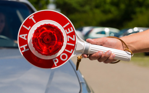Polizeikelle beschädigt Auto – Schadensersatz?
