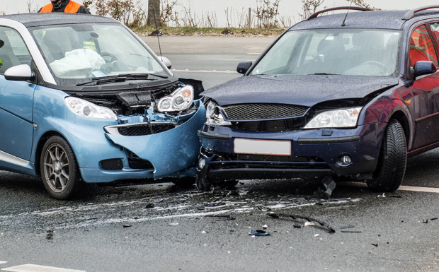 Lkw-Fahrer verursacht Unfall mit Fahrschulauto