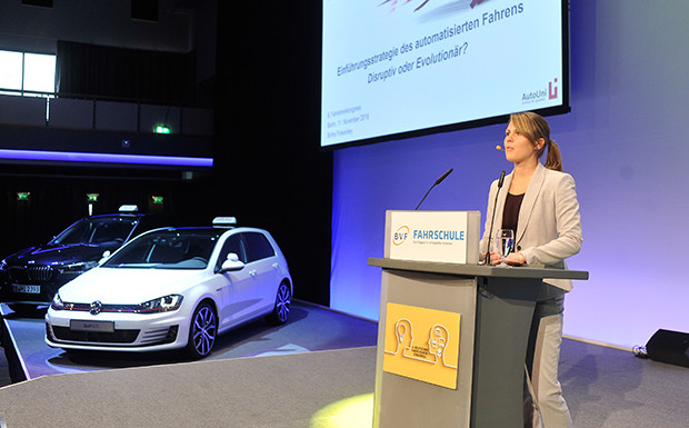 Fahrlehrerkongress: Zwischen Auto-Pilot und Roboter-Taxi