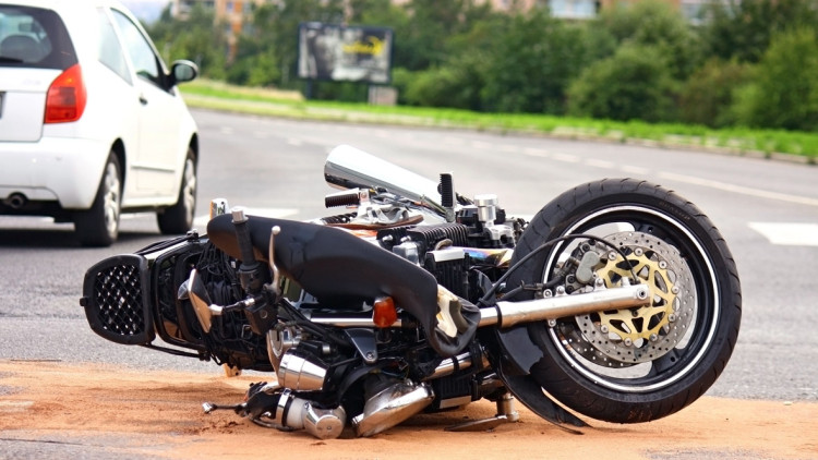 Motorradfahrschülerin stürzt in Baugrube