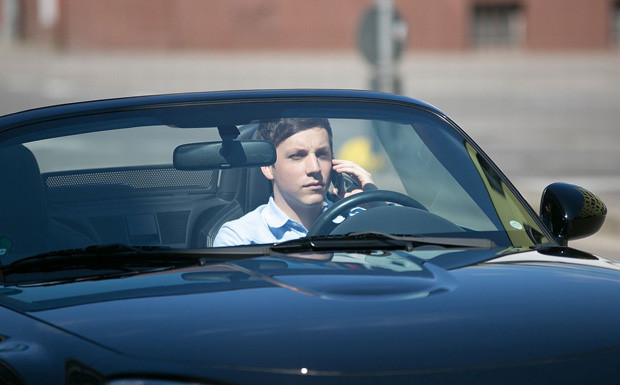 Drei Prozent der Autofahrer mit Handy am Ohr