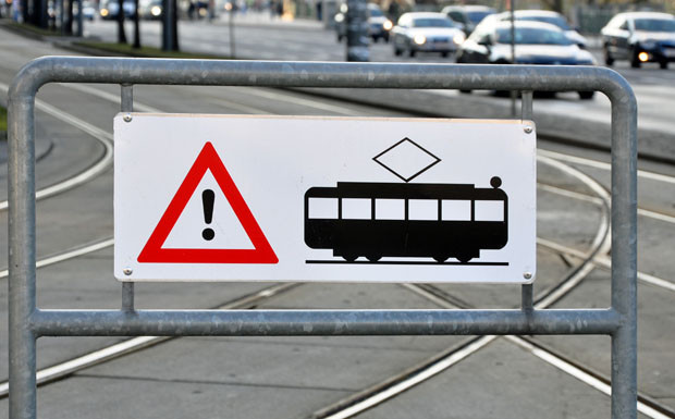 Lkw-Gespann vs. Straßenbahn: Klare Sache
