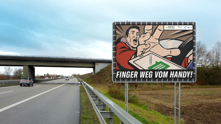 Neue Plakate an der Autobahn