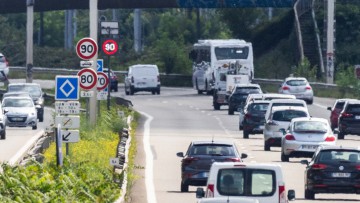 Verkehrsschild - weiße Raute auf blauem Grund - für Fahrgemeinschaften, Busse und Taxis auf Frankreichs Autobahnen
