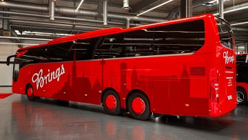 Roter Hochdecker-Bus Mercedes-Benz Tourismo L
