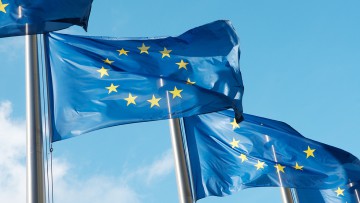 EU-Flaggen vor blauem Himmel
