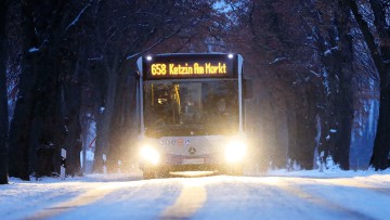 Linienbus in Potsdam im Winter bei Schnee