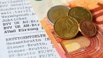 Mindestlohn von 12,41 Euro neben einer Gehaltsabrechnung